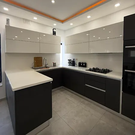 Bright Modern With Rooftop *